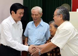 ប្រធានរដ្ឋវៀតណាមជួបប្រាស្រ័យជាមួយអ្នកបោះឆ្នោតខ័ណ្ឌទី៣ទីក្រុងហូជីមិញ។